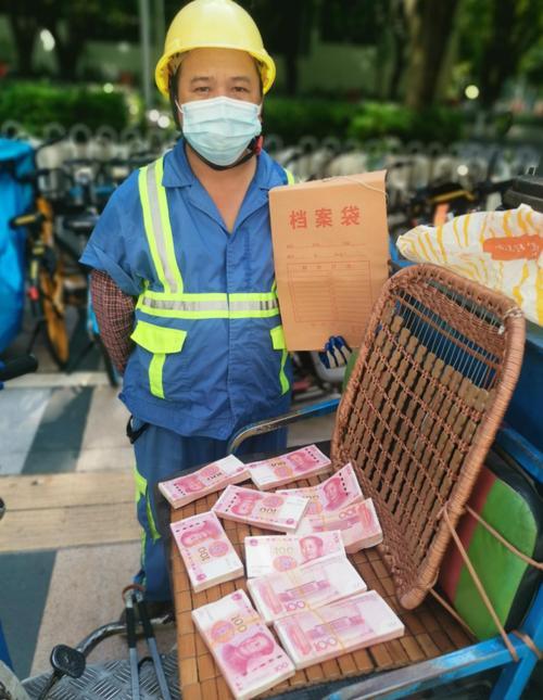 捡4万现金苦等失主2小时，错过高速免费超暖心！这才是人间美好谁能想到，上趟厕所