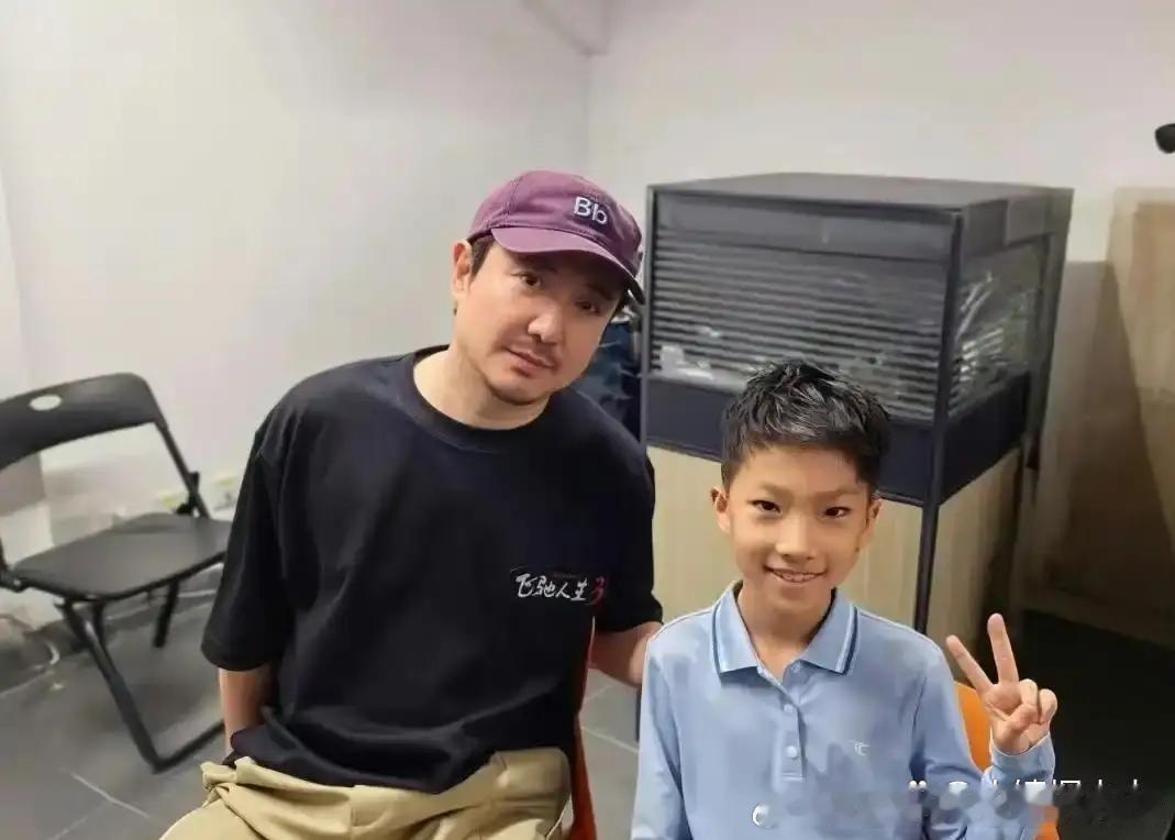 金巧巧携富豪老公及两孩子与一众艺人合影互动，超甜，黄景瑜怎么那么突出，这俩孩子一