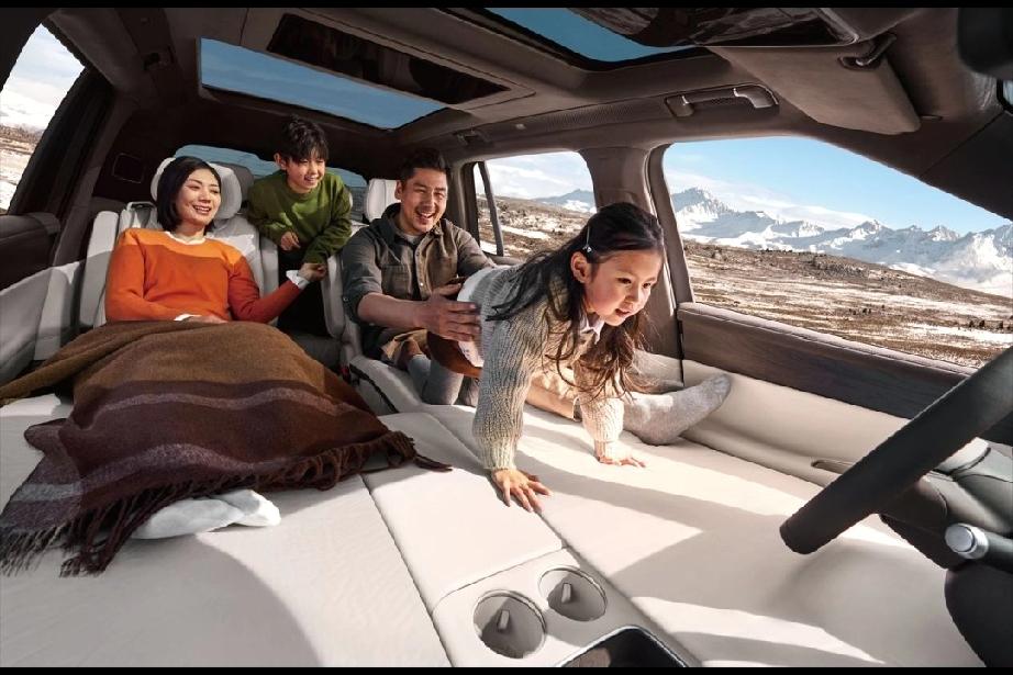 大众9X预售发布，黄金增程器的静谧诗行，夕阳透过全景天窗洒在NAPPA座椅上，孩