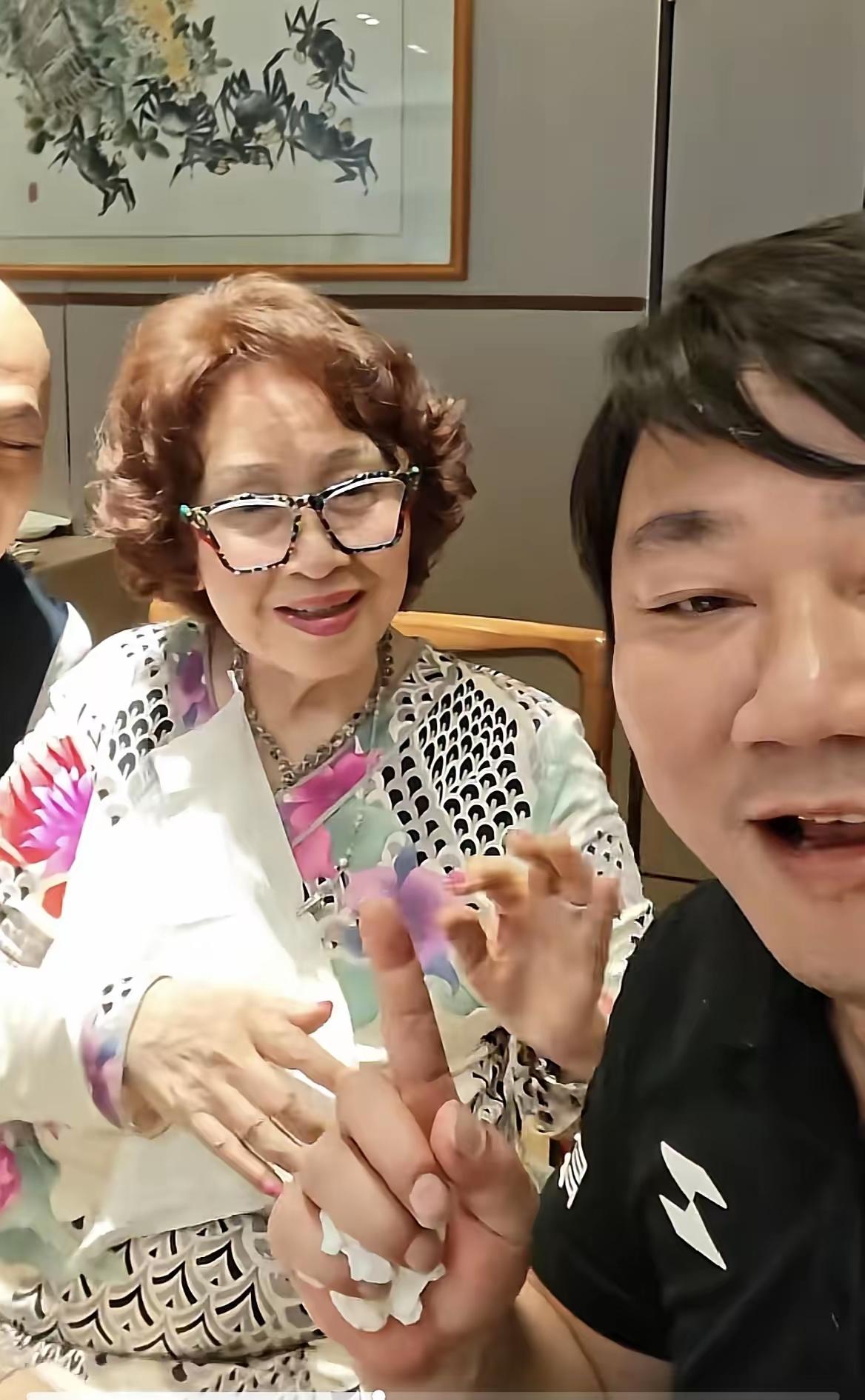 坐在张雪身侧的老人是李锦记集团创始人李文达的遗孀李蔡美灵，今年已然96岁高龄。