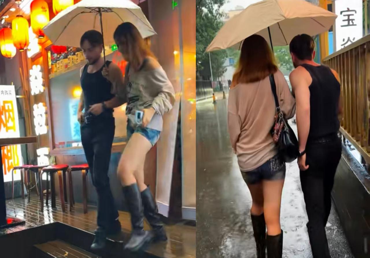 外国男生在路边躲雨，女生看到后主动过去搭讪。女生表示她有伞，如果不远的话，可以一