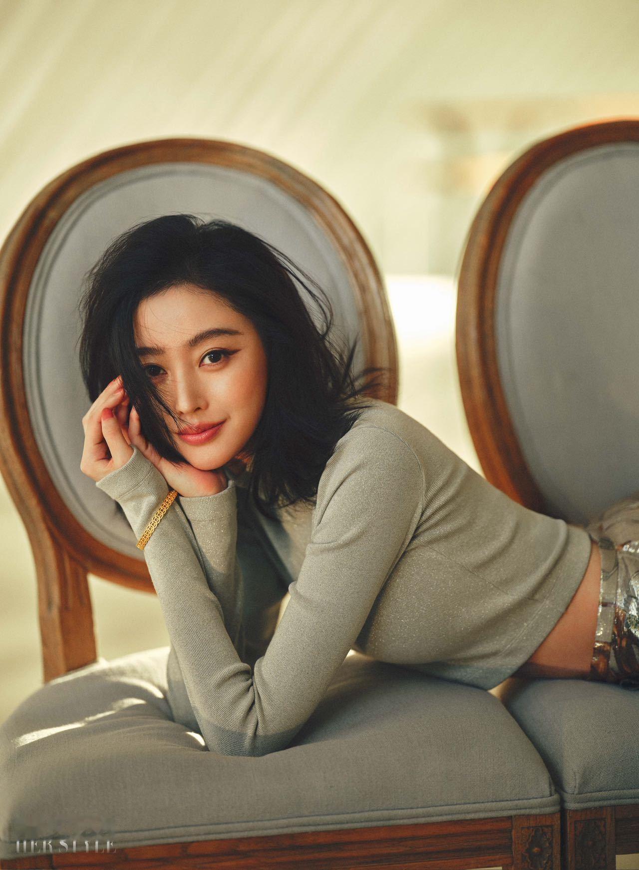 鎏金溢彩间尽显高级感！张天爱这杂志封面太绝，眼神凌厉又藏韵致，把时尚张力演绎得恰