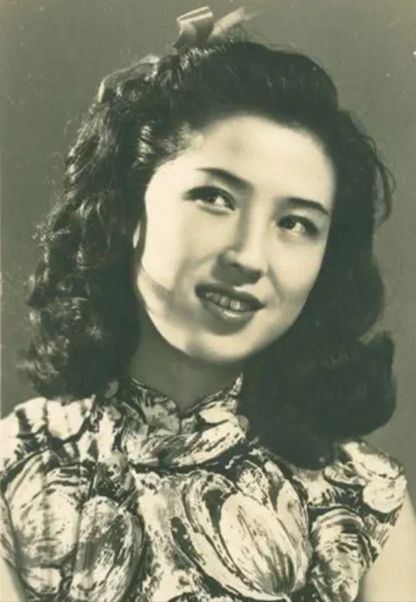 1965年，杜月笙的四姨太姚玉兰外出打牌，突然感到全身发热，焦躁不安，她心中涌起