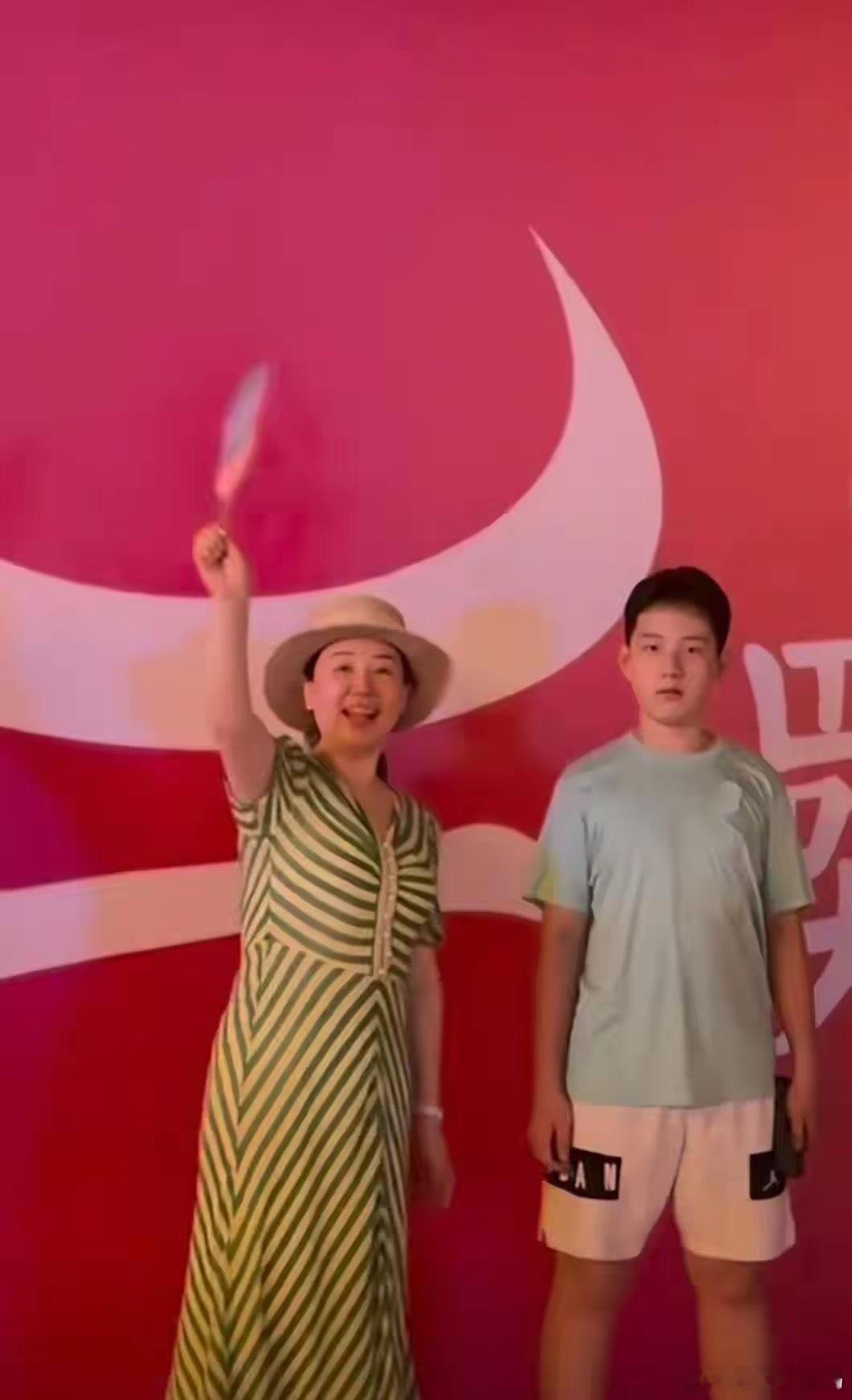 关凌晒和儿子旅游合影，儿子高挑帅气已经比她高出半个头了！​​​