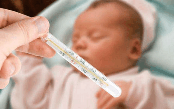 孩子穿成这样睡觉, 一不小心就会影响孩子发育, 妈妈一定要记住了