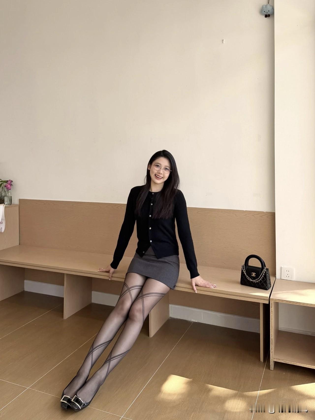 黑色针织衫配灰色半裙，再加一双线条袜，这组搭配你们试过吗？说实话，黑灰组合一