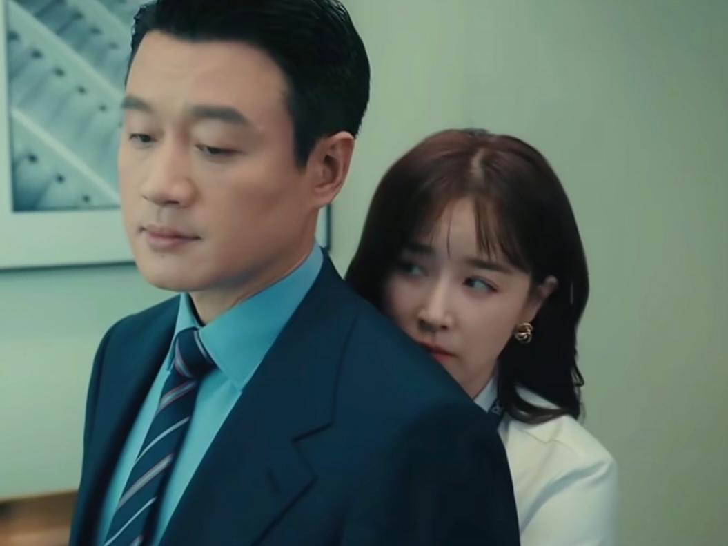 《夜色正浓》的“牛马鸡”乔海伦为啥能出圈？因为编剧让大家看到了此时此刻都市里真