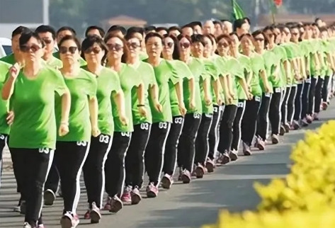 难怪现在暴走团遍地开花，原来不是为了健康，而是为了财富。暴走团据说是门大生意，