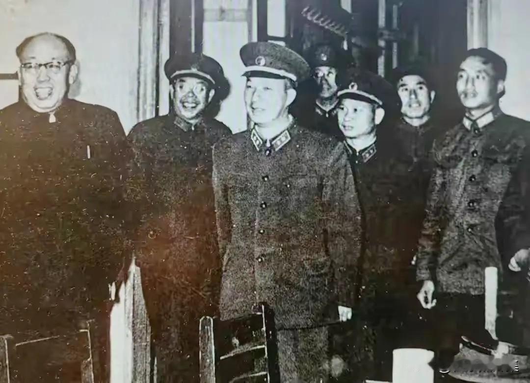 上世纪五十年代后期，罗荣桓元帅到部队视察政治工作，时任解放军政治学院院长莫文骅将