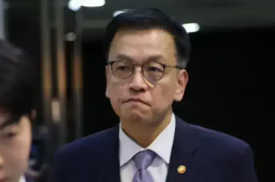 尹锡悦倒台崔相穆面临清算韩国政坛风云突变！尹锡悦被罢免的消息一经传出，他的坚定