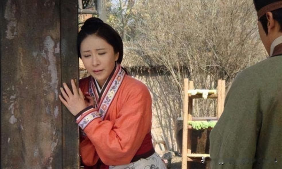 古代笑话王寡妇在院里晒被子，见李光棍扛着锄头从墙外路过，故意清了清嗓子念：