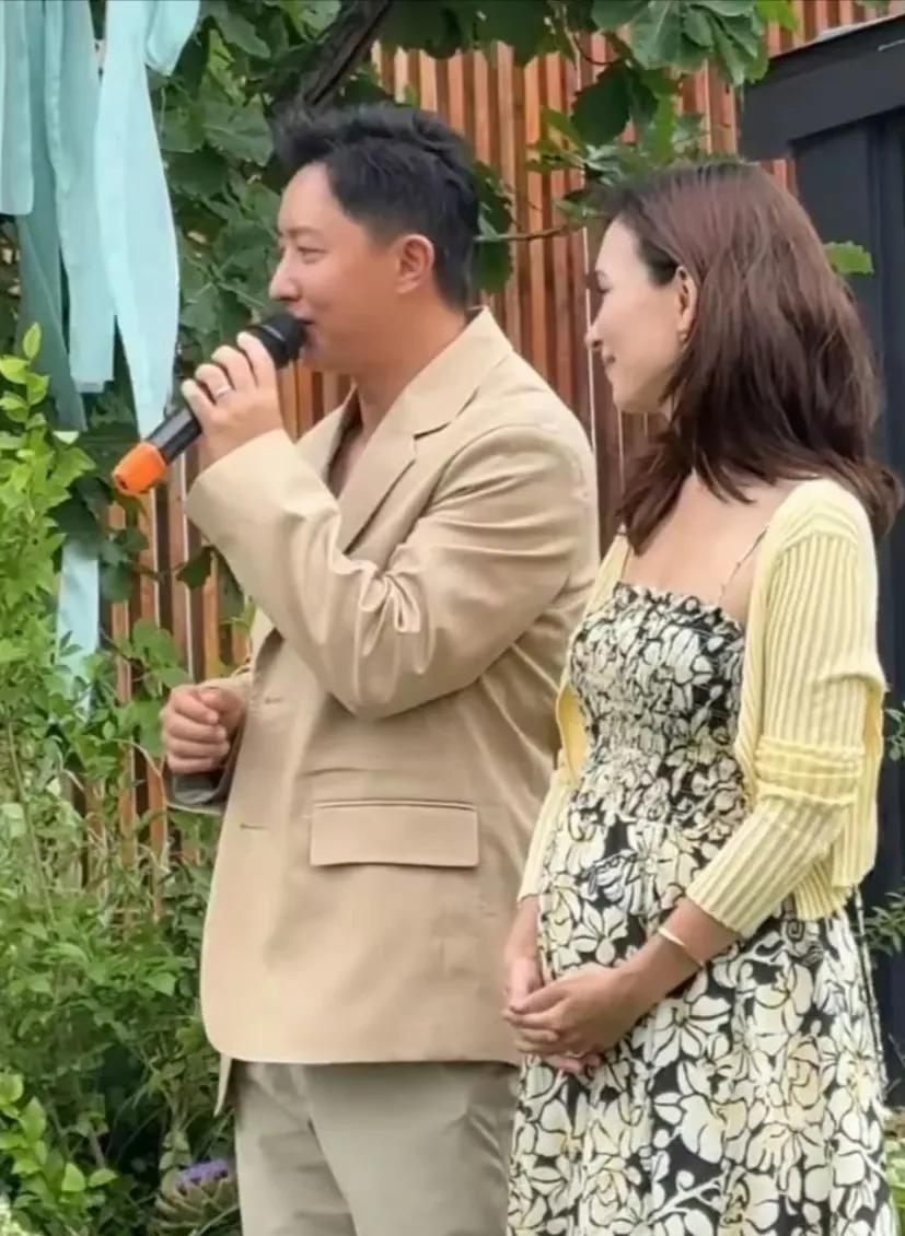 近日，有娱媒晒出了韩庚卢靖姗夫妻俩一起去参加朋友婚礼，婚礼照片上卢靖姗双手拖着孕