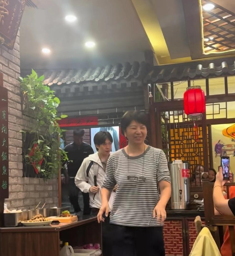 北京的球迷们太幸福了，今天在玉桥餐厅又偶遇王楚钦。王楚钦是有多爱吃这家的饭，