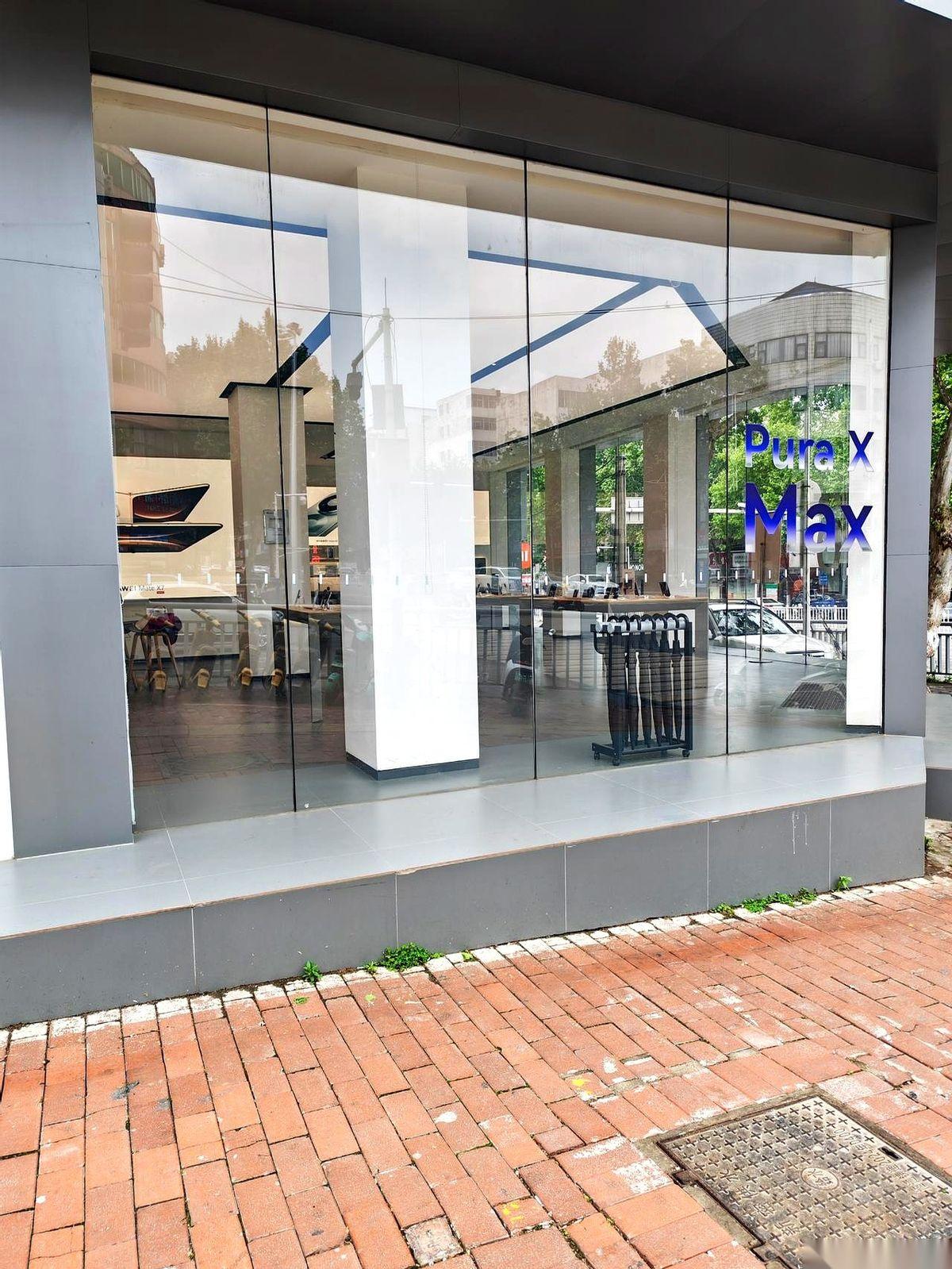 聊聊这台还没揭开盖子的华为Pura系列新品。有人为了抢个首发眼缘，一大早就