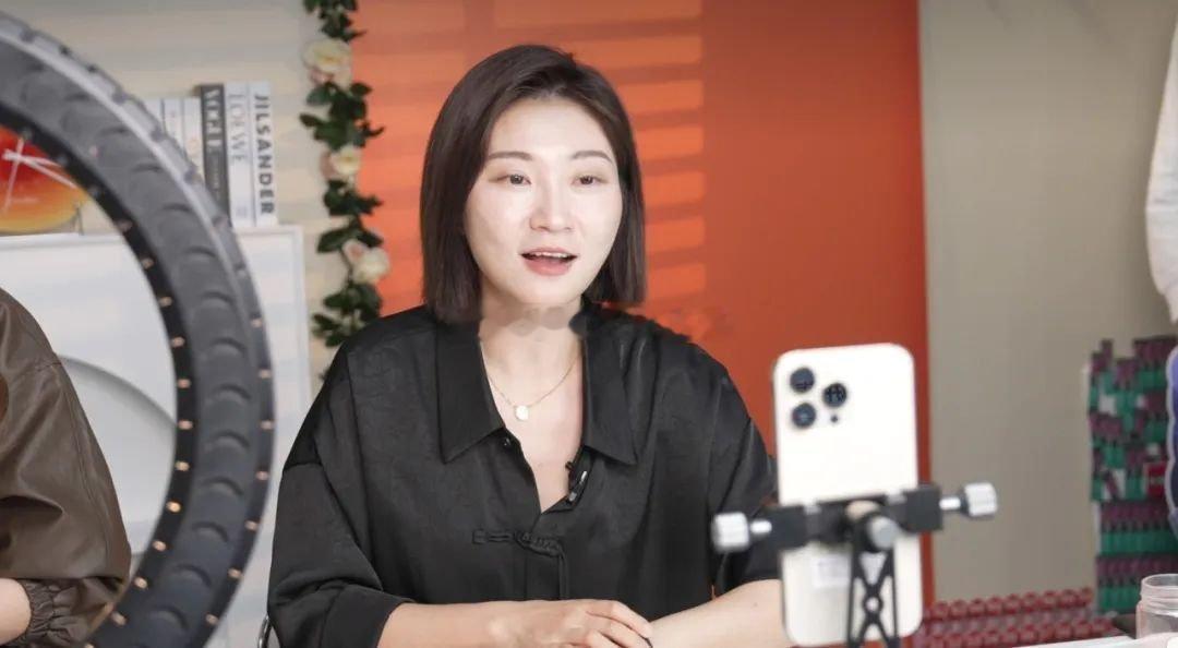 王暖暖被无忧传媒逼到送医MCN别把幸存者当流量工具从34米悬崖死里逃生，没被丈夫