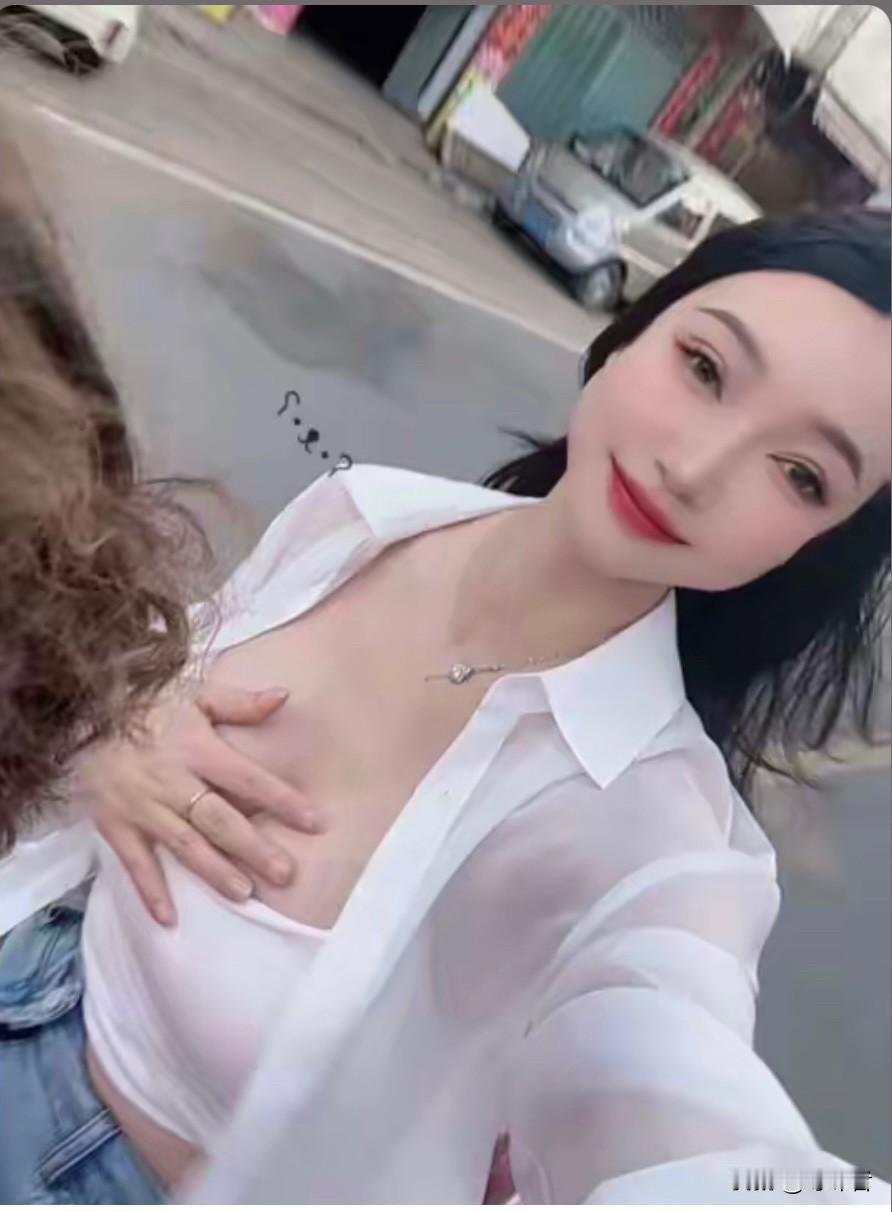 怕富人看不见，又怕穷人看到了。