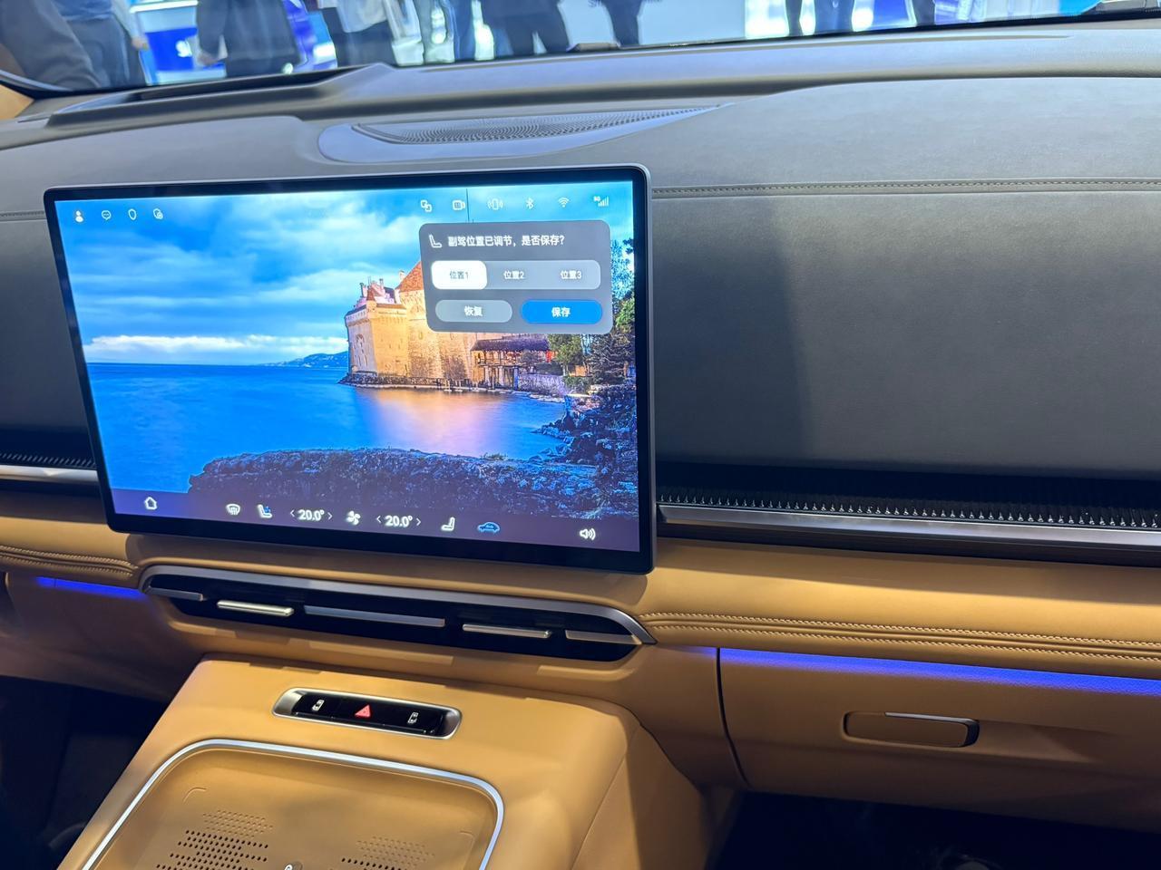 其实选电车和油车，完全要看你家里的经济情况。我一个朋友家里面一台宝马五系，一