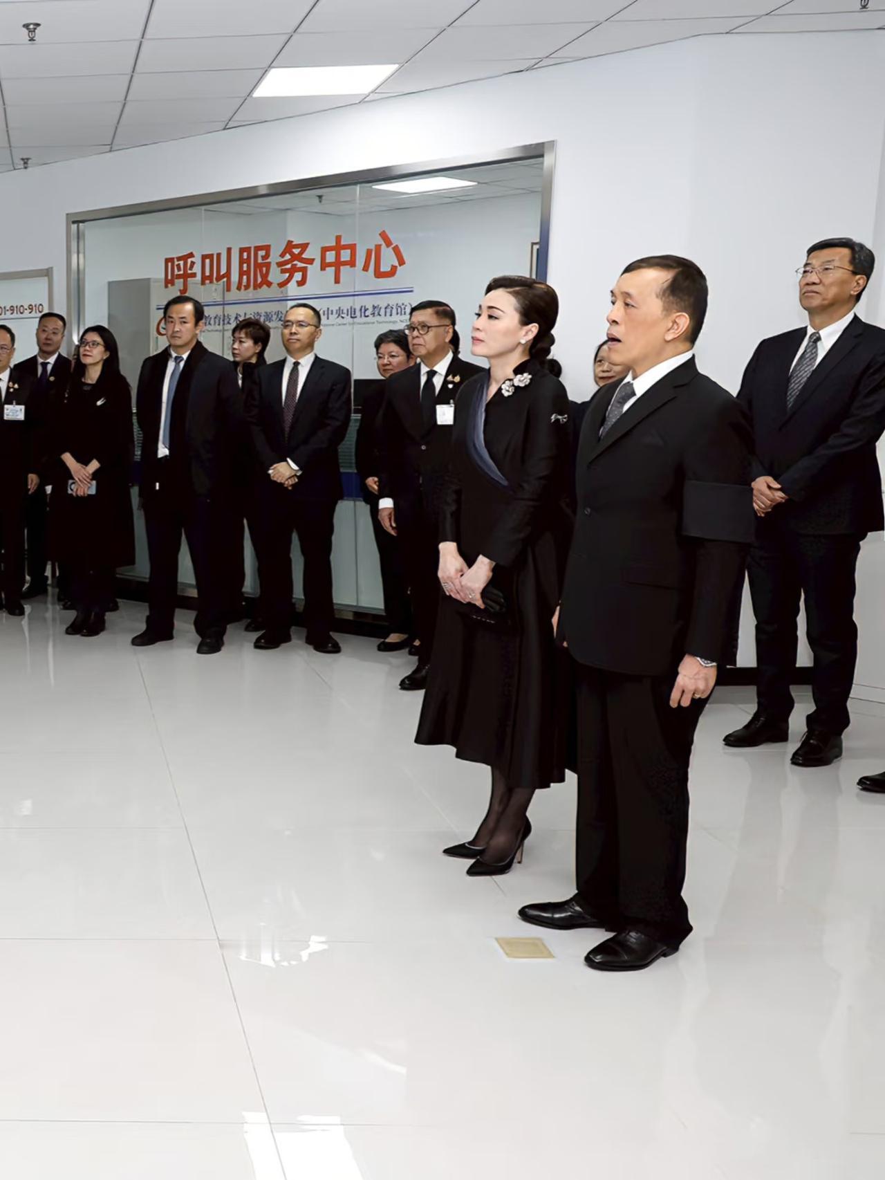 11月16日，苏提达王后在北京参观了教育部资源中心！画面中，苏提达王后黑色V领