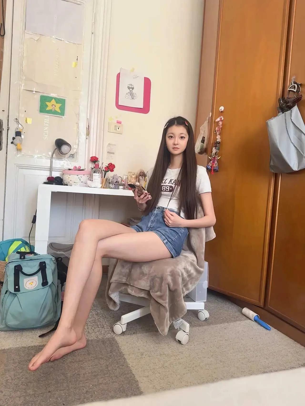好漂亮的女大学生，真的是那种清纯，可爱，又活泼嗯女孩子，这估计在学校里面追求的人