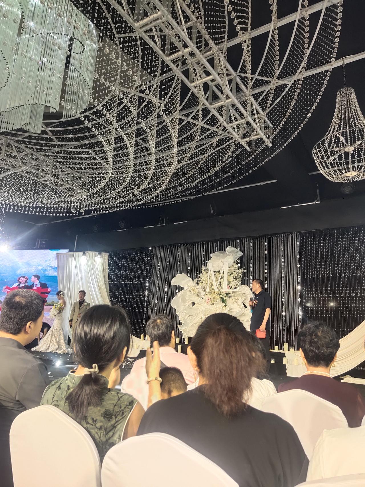 今天表弟家的儿子结婚，我们去参加婚礼，老公把许久未穿的皮鞋又穿上了。没想到，刚回