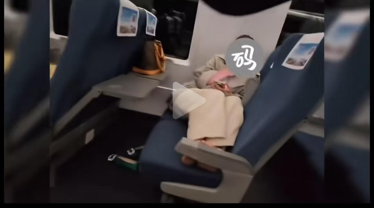 高铁上一女子脱鞋占座，网友怼脸拍视频，女子立马走人，男子发布视频求公道，想着这下