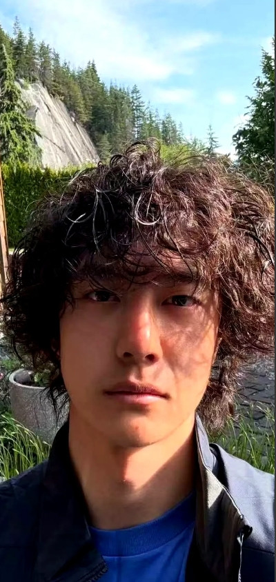 王一博没怎么晒黑，没胖没瘦，挺好的。晒得有点红，嘴唇有点干，户外运动要多带点水