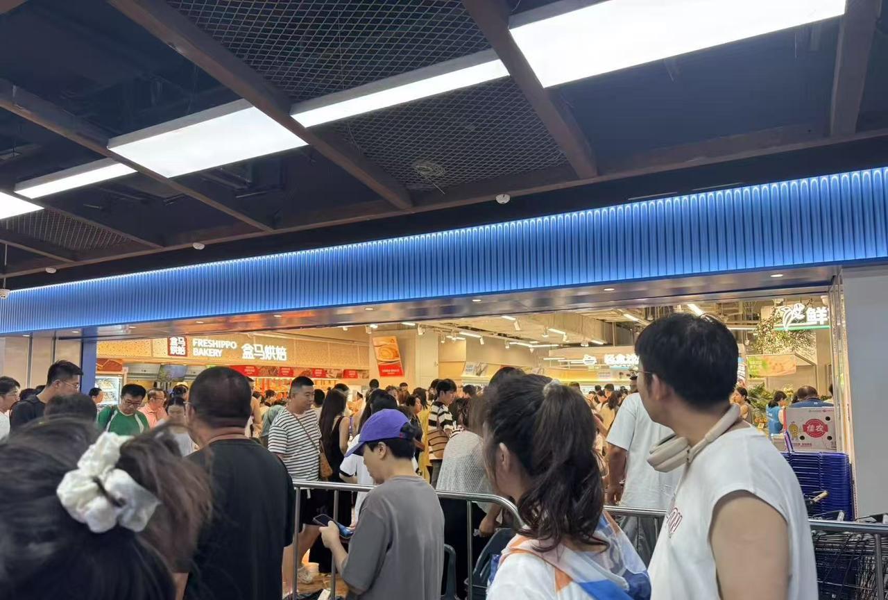 这是什么情况？经济复苏了？大家都挣到钱了？烟台大乐城开了第一家盒马鲜生大型超