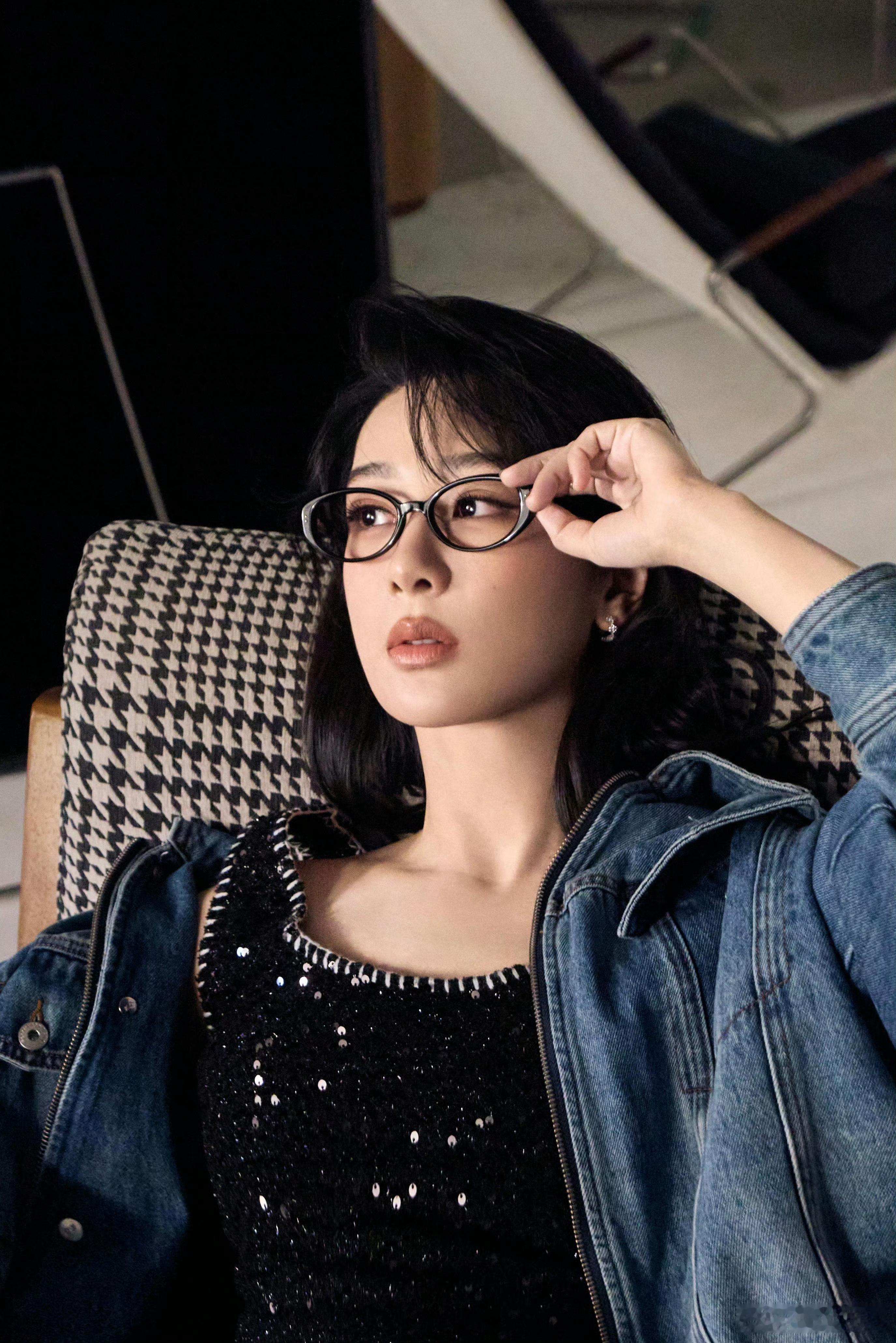 工作室发的图也怪没有审美的。。面部缺点全都拍出来了。。