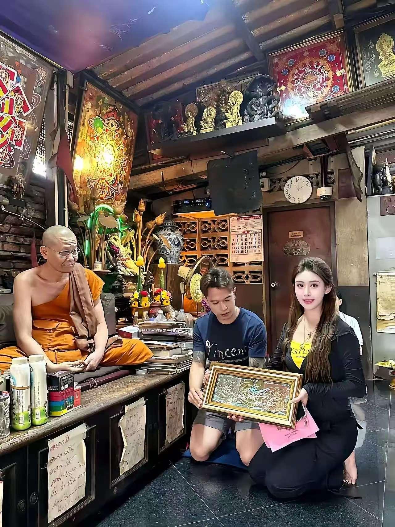 果然有问题，这是一位博主曾经带女朋友参拜阿赞成时的照片，博主总觉得哪里怪怪的