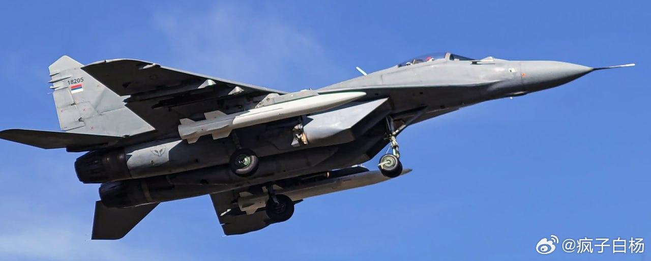 这是塞尔维亚的米格-29战斗机，翼下携带的体积硕大的导弹，是中国航天科工集团出品