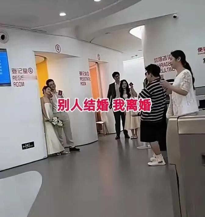 贵州大姐离婚闹剧：嫌8千月薪老公不浪漫，1个月后哭着求复合被拒家人们，最近