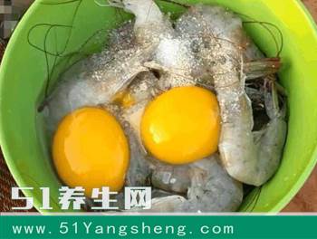老婆把大虾打入鸡蛋倒在可乐罐里, 20分钟后, 神奇的事情发生了