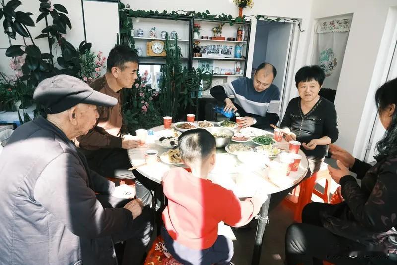 狠狠记住老爷爷说的，成年人过年，过的是人情世故：1.大年初一，不回娘家。老