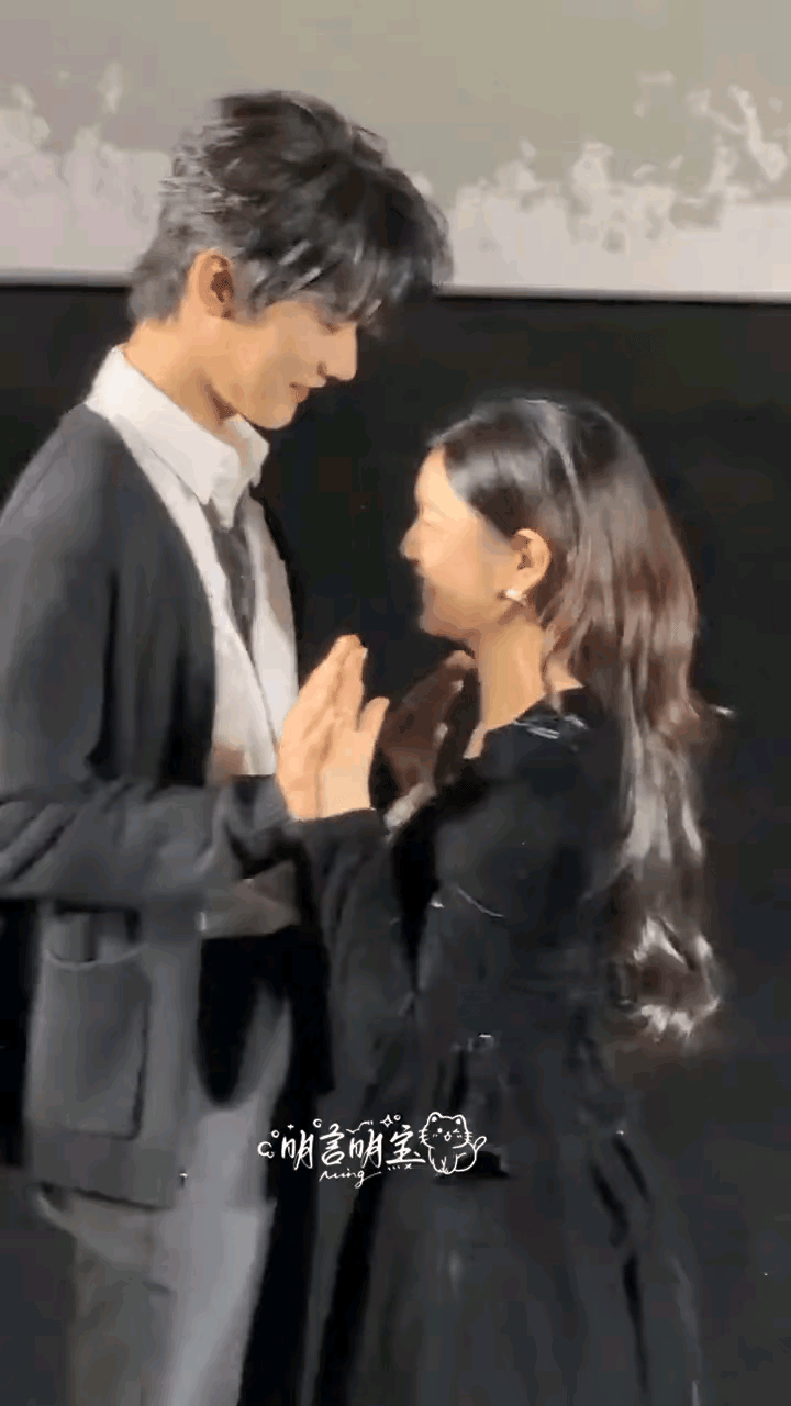 被陈妍希拿捏了，小男生还是太善良了，本能的去搂要跌倒的陈妍希，发现上当了有点尴尬