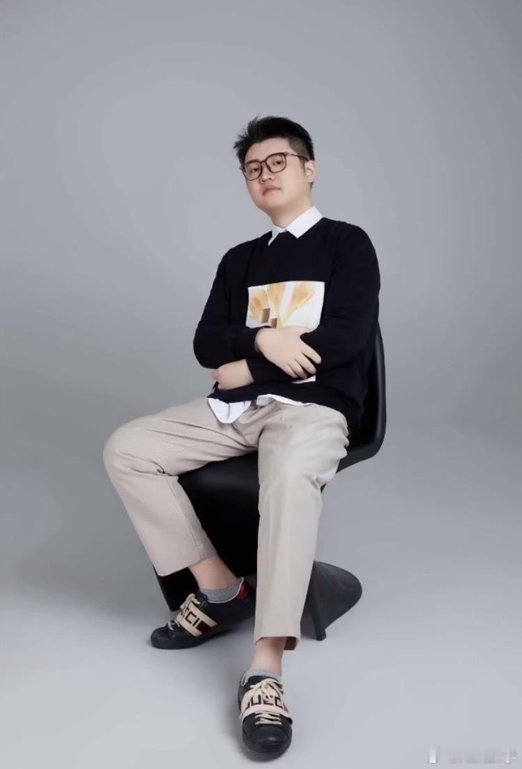 谢彬展示自己年初时拍的艺术照！dota2