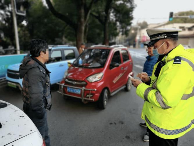 老年代步车被扣怎么办？来看看交警怎么说，别再做错了老年代步车是不少百姓买菜