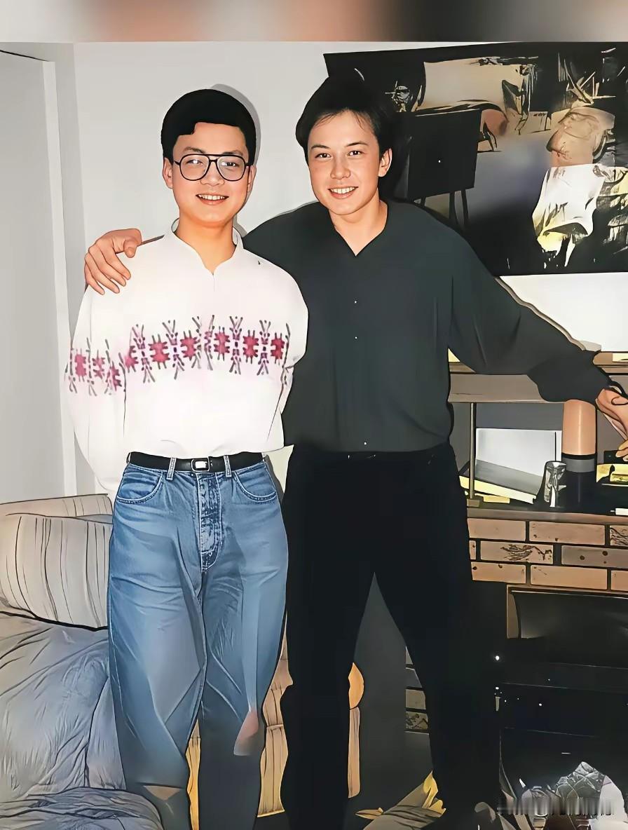 第一张照片和第二张照片与马斯克合影的这个人，应该是同一个人，能够明显看得出来，这