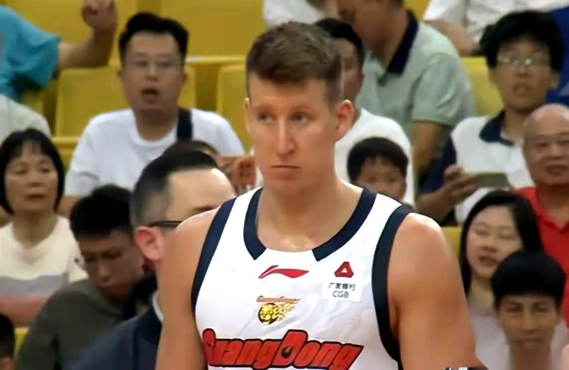 徐杰今年夏天去美国特训，上场交出的数据是8投1中只拿3分。广东宏远在这个档口把