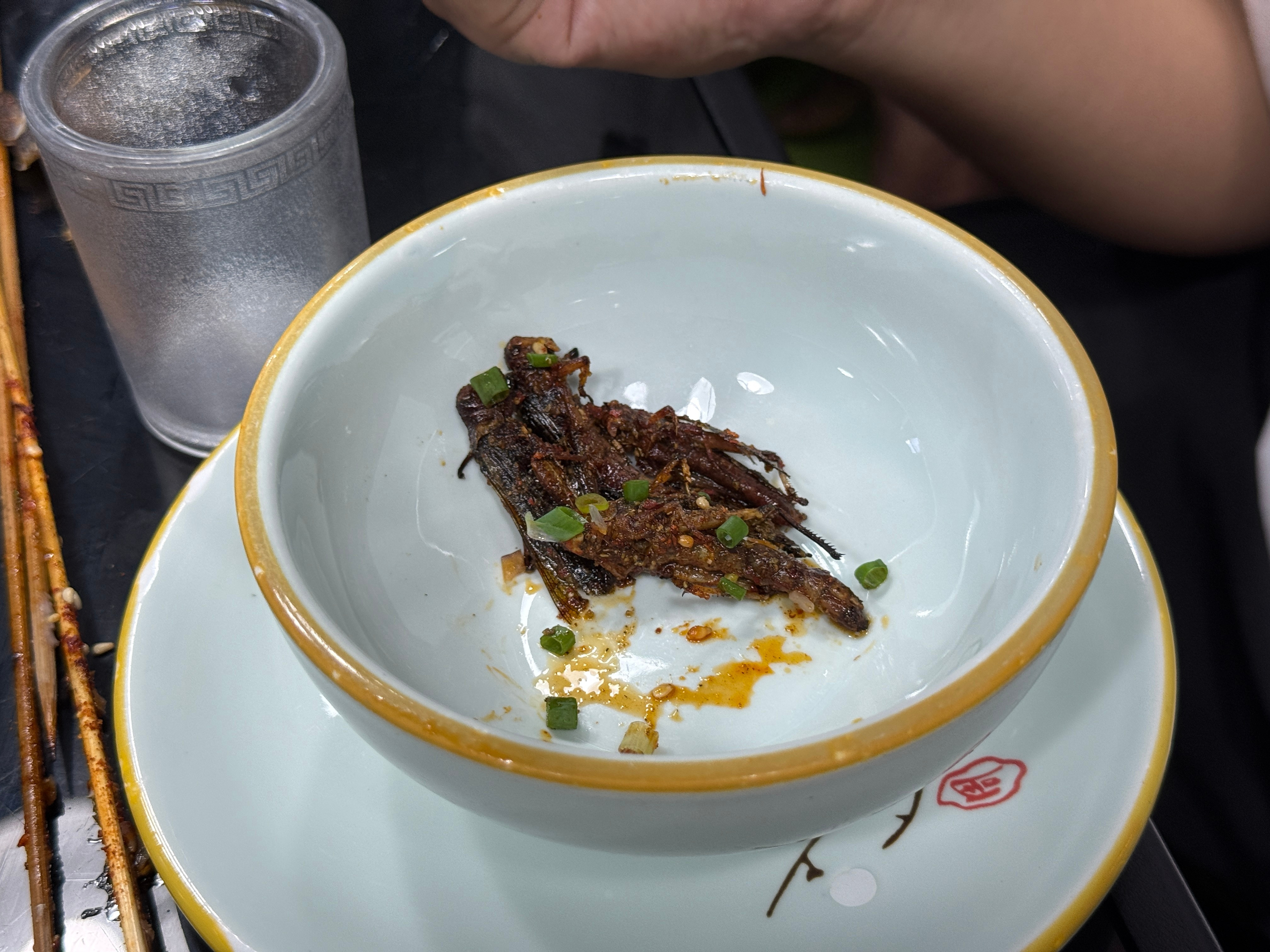 我靠，油菜在吃蚂蚱……[裂开][裂开]​​​