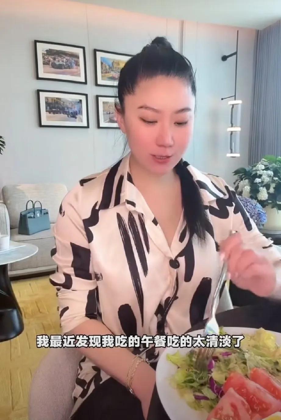 Coco说张学友是她在香港的邻居，住在她楼上，在浅水湾，该说不说，coco在香港