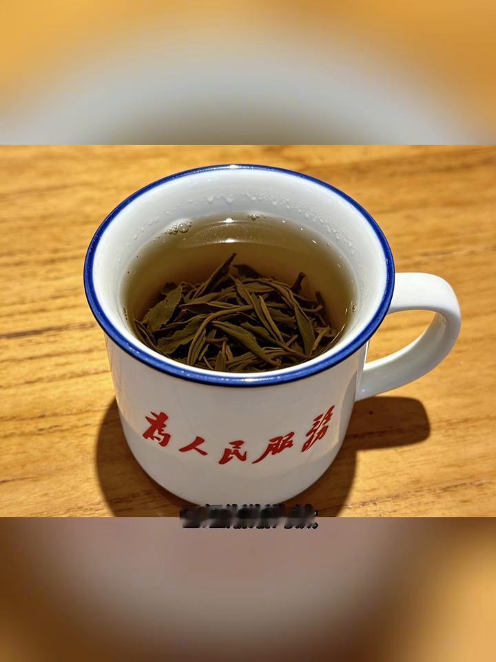以前很流行，现在几乎看不到的泡茶方式。·一、用搪瓷杯喝茶。搪瓷杯在日常生活里已