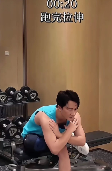 以后别羡慕明星的容貌特征身材有多好了，人家背后的努力是我们普通人永远所不能及的。