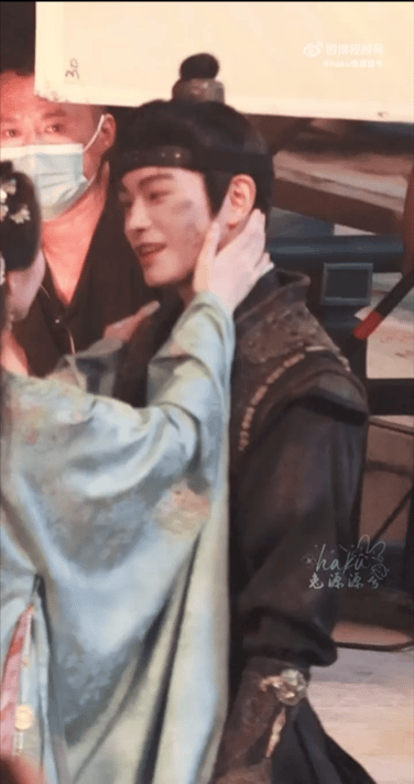 花开锦绣的丁禹兮路透。丁禹兮太会演了，光看路透都很有感觉，小丁真的很会演bg，演