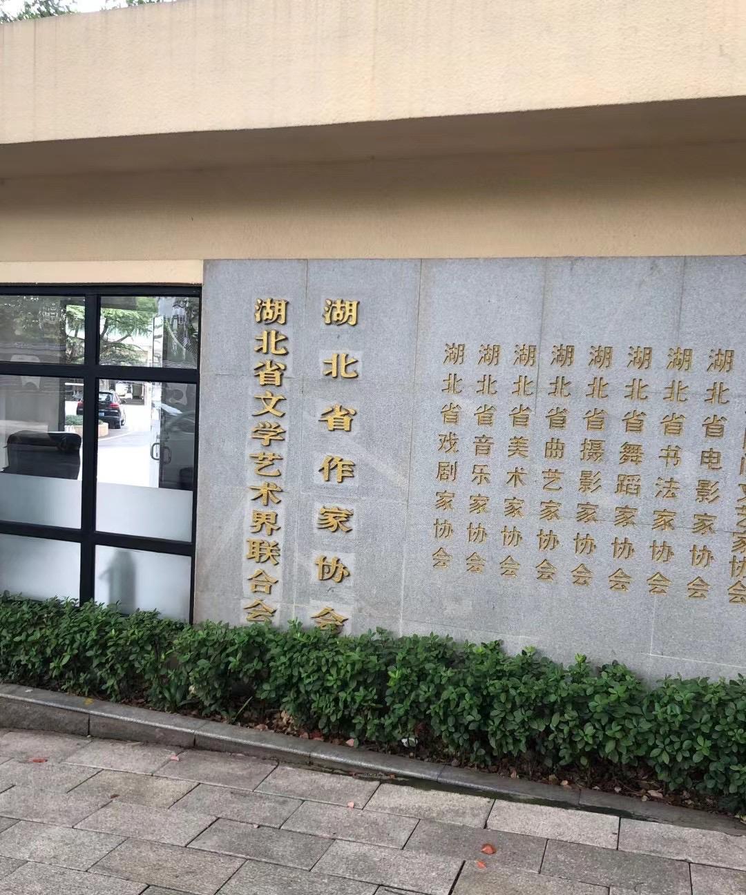 结果，收到了上千条评论，这些评论里，很多人不但不鼓励，反而一上来就讽刺挖苦，人身