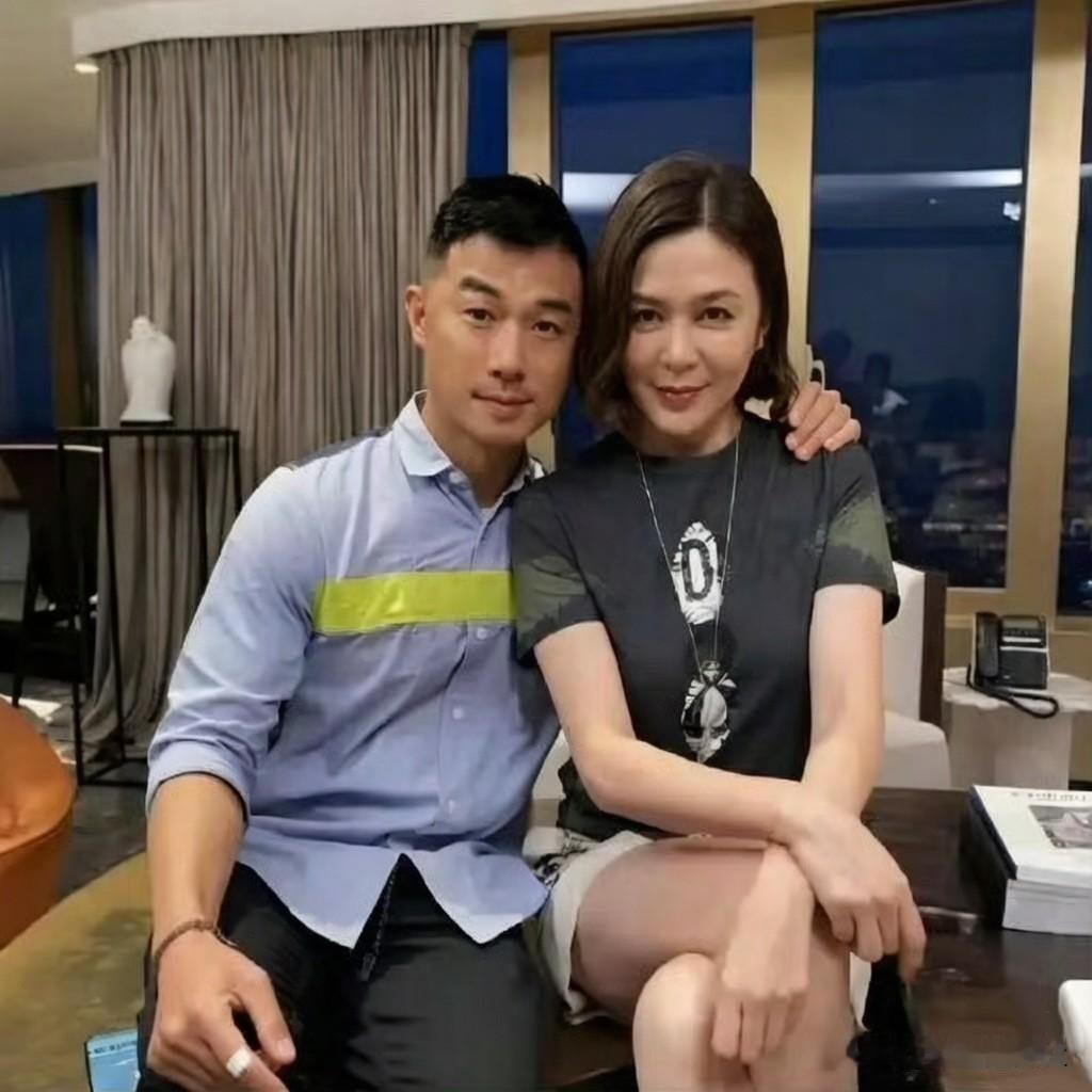 关之琳找了个新的模特男友，那男友才27岁，可她都62岁了。年龄整整差了35岁，这