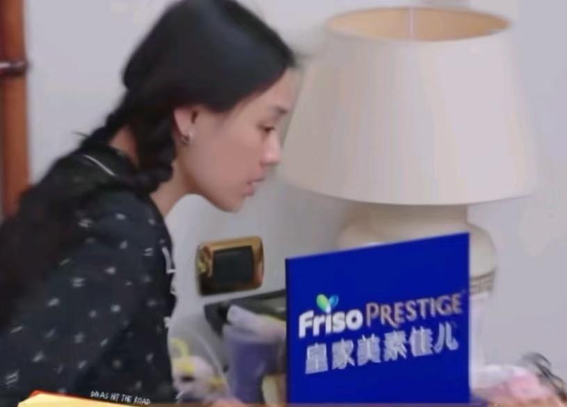 那英拒绝马思纯帮自己合上箱子，但是立马就跟马思纯解释了原因，马思纯：“我帮你把这
