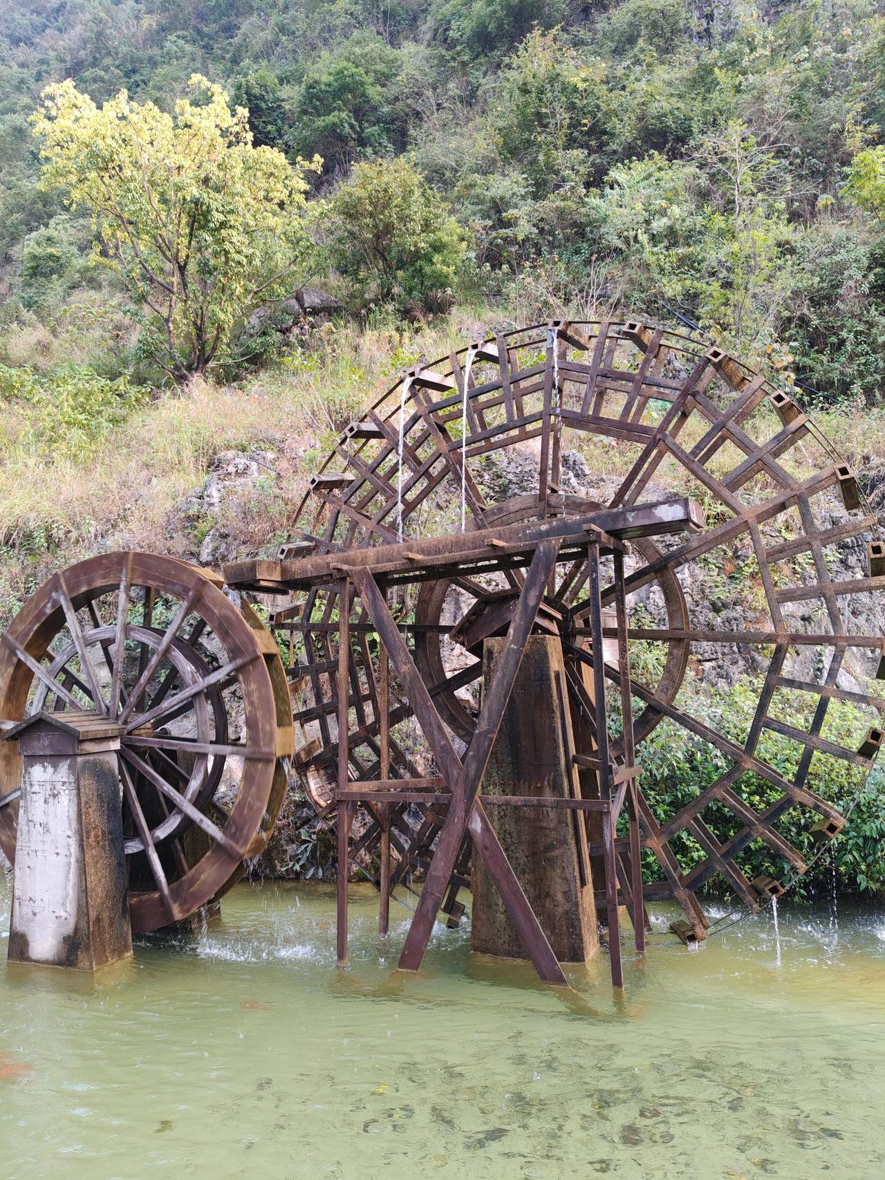 第一，成交量离1.5万亿越来越近，说明成交低迷。第二，量化交易最喜欢这种横盘震