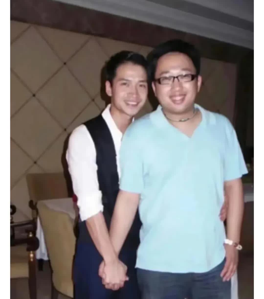 难怪大家怀疑于正的性取向，拍个照也不至于两个大男人手拉手吧，还是十指相扣。