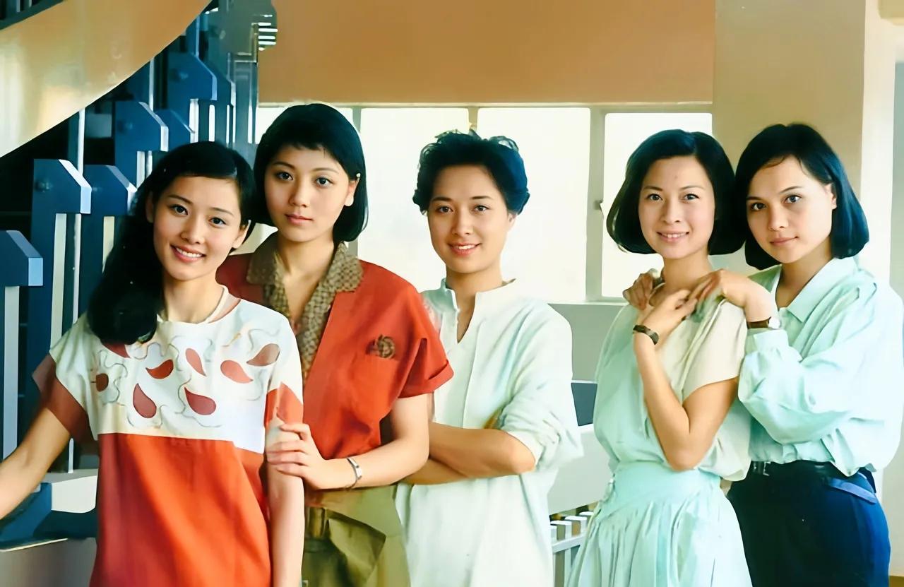左一是漂亮的何赛飞，其她四位美女你认识吗？