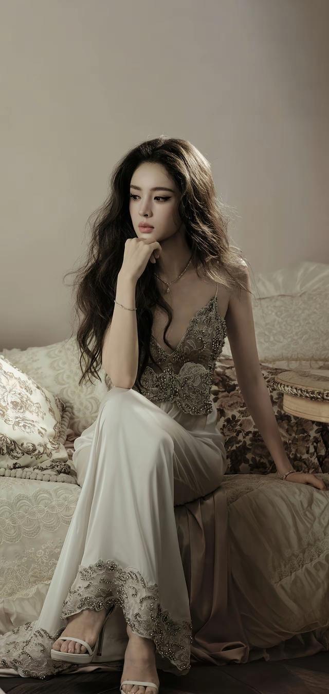 娜扎这组写真让人眼前一亮，大波浪配重工长裙，复古松弛感里还有一丝清冷[比心][送